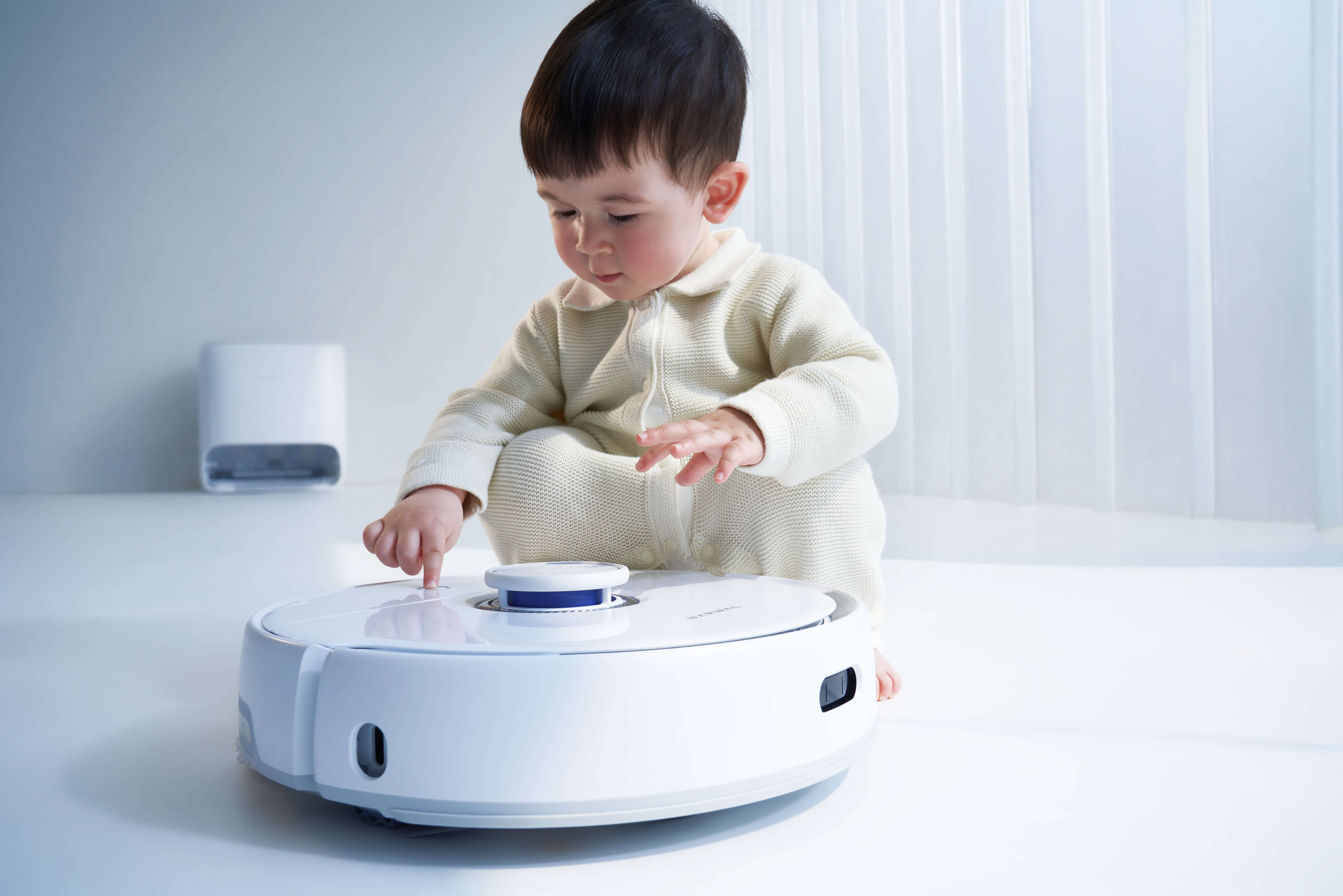 夏の床掃除は水拭きロボット掃除機にお任せ!ベタつきや汚れをしっかり落とすコツ